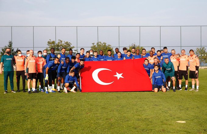 Teknik ekip ve futbolcular, 29 Ekim Cumhuriyet Bayramı nedeniyle Türk bayrağı açarak, poz verdi.