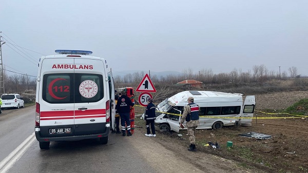 Amasya'da tarım işçilerini taşıyan minibüs devrildi, 17 kişi yaralandı