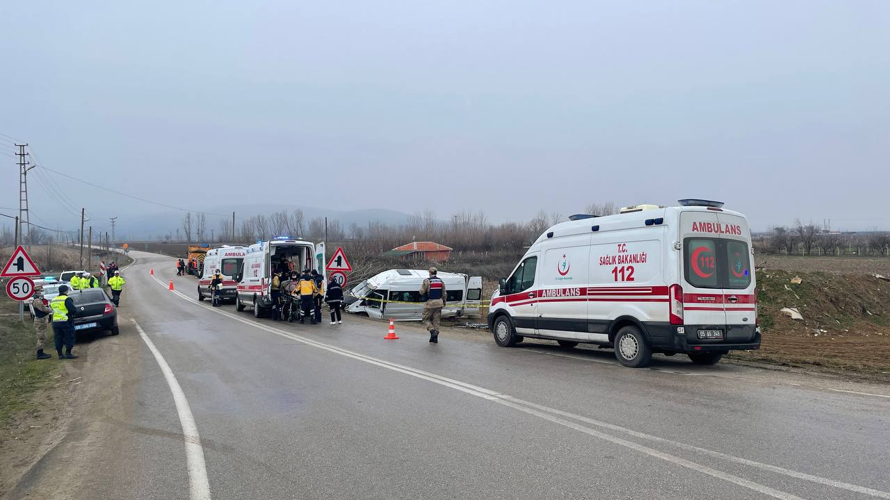 Amasya'da tarım işçilerini taşıyan minibüs devrildi, 17 kişi yaralandı