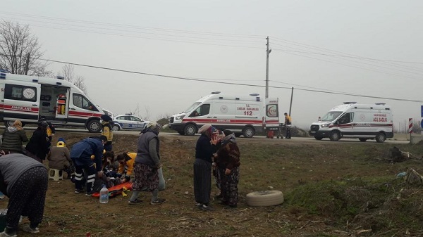 Amasya'da tarım işçilerini taşıyan minibüs devrildi, 17 kişi yaralandı