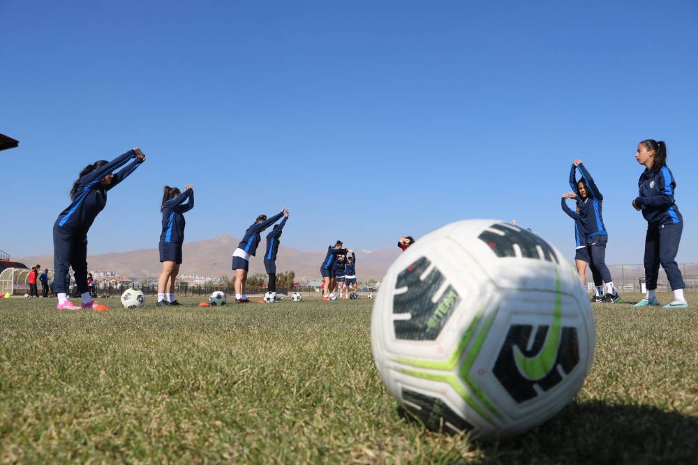 Yüksekova Spor Kulübü Kadın Futbol Takımı, rakip tanımıyor