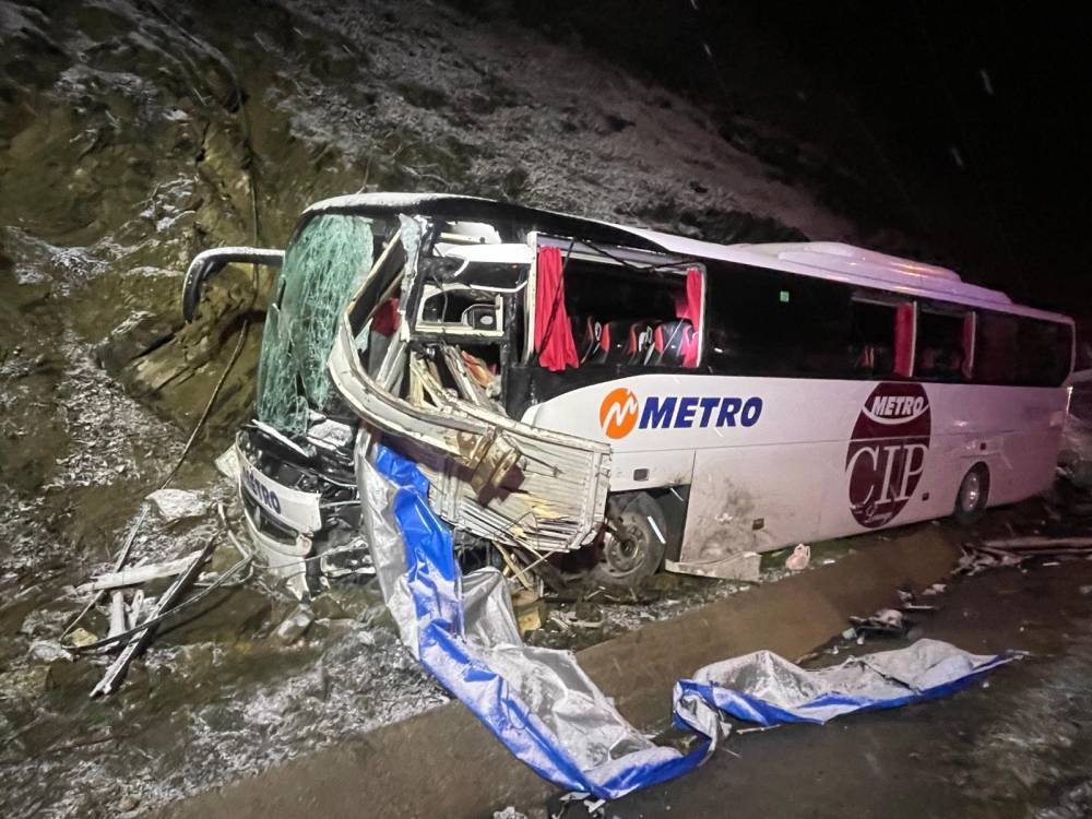 Samsun'da yolcu otobüsü, kamyona çarptı; 1 ölü, 16 yaralı