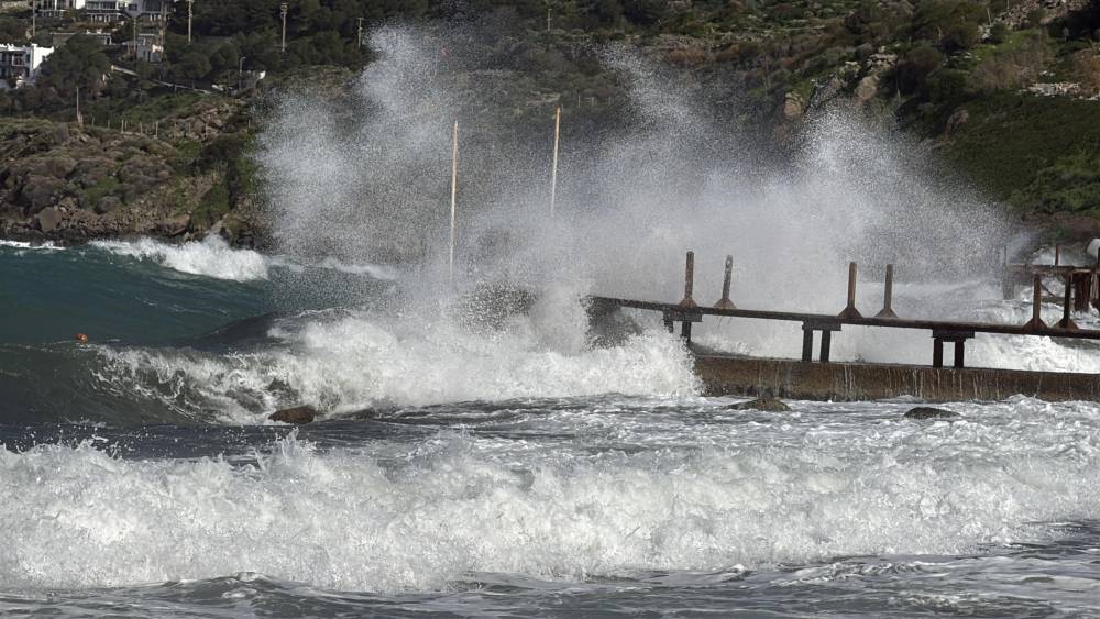 Bodrum'da fırtına nedeniyle feribot seferleri iptal oldu