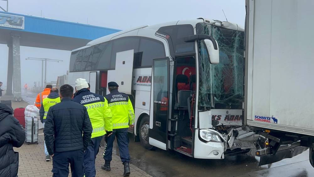 Yolcu otobüsü, önündeki TIR'a çarptı: 8 yaralı