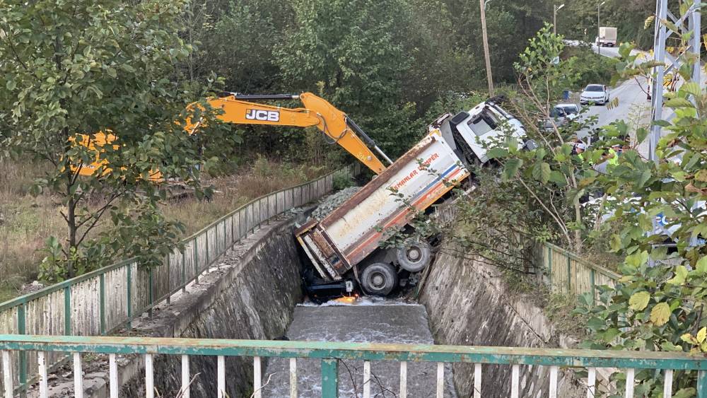 Rize'de kontrolden çıkan kamyon, altına aldığı otomobille dereye düştü