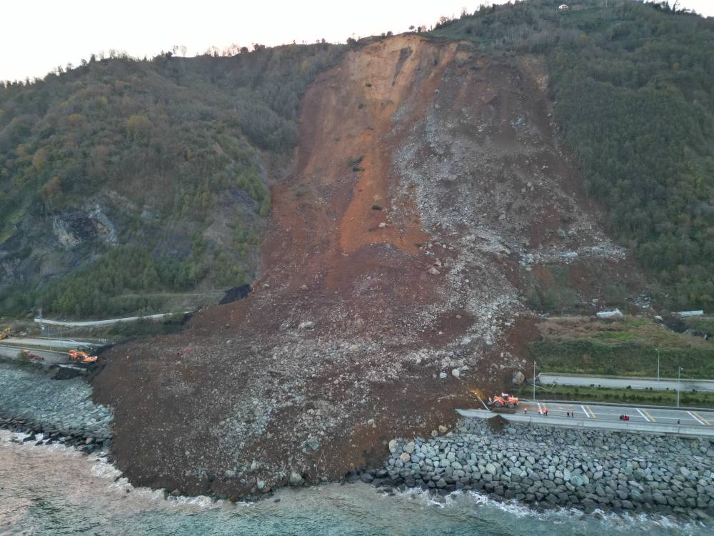 Artvin'de heyelan; Karadeniz Sahil Yolu ulaşıma kapandı (3) 