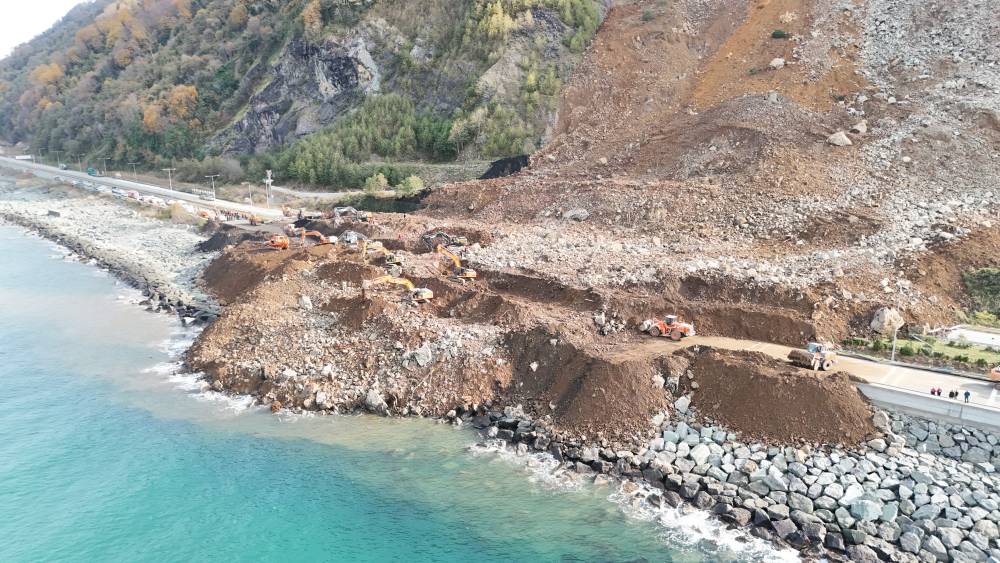 Artvin'de heyelan; Karadeniz Sahil Yolu ulaşıma kapandı (5)