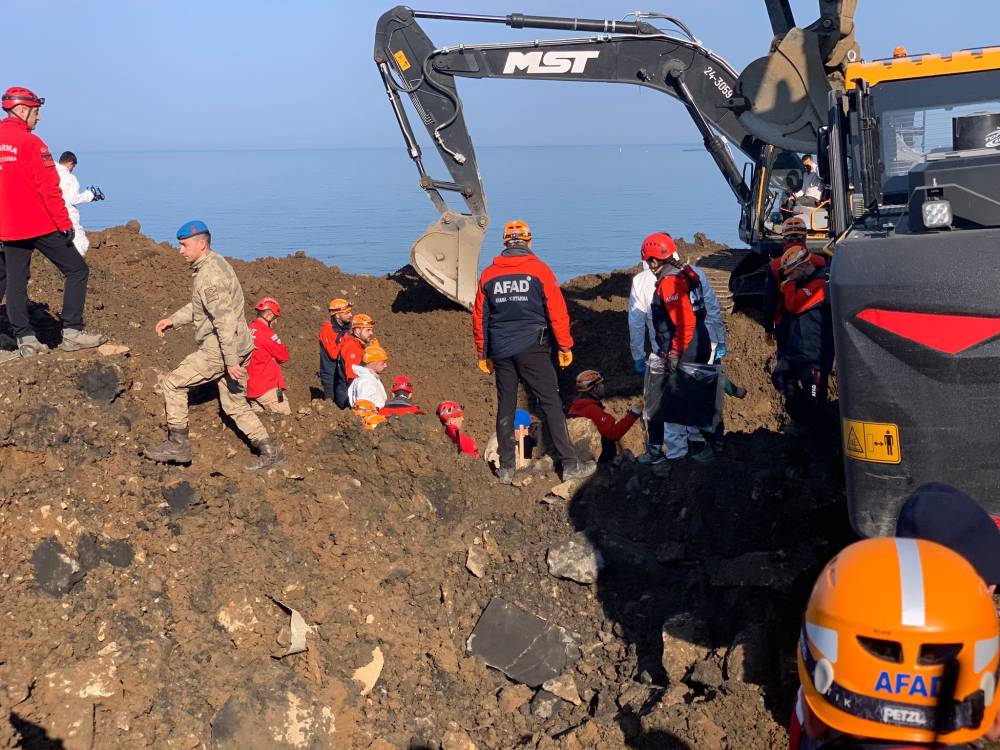 Karadeniz Sahil Yolu'ndaki heyelanda toprak altında kalan araca 36 saat sonra ulaşıldı (3)