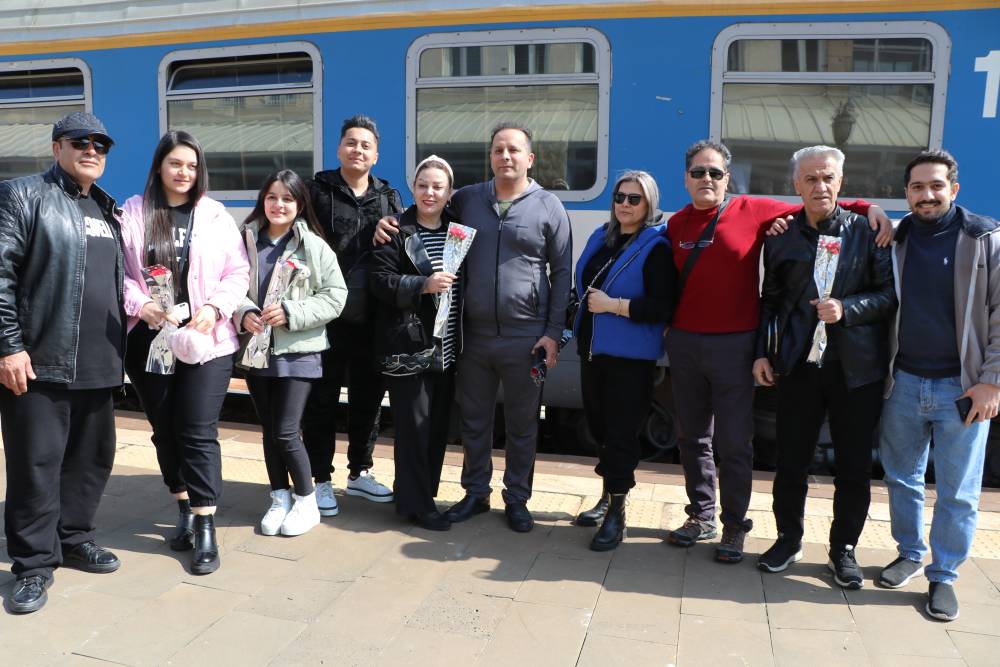 Van-Tahran tren seferleri 5 yıl aradan sonra başladı; yolcular çiçeklerle karşılandı