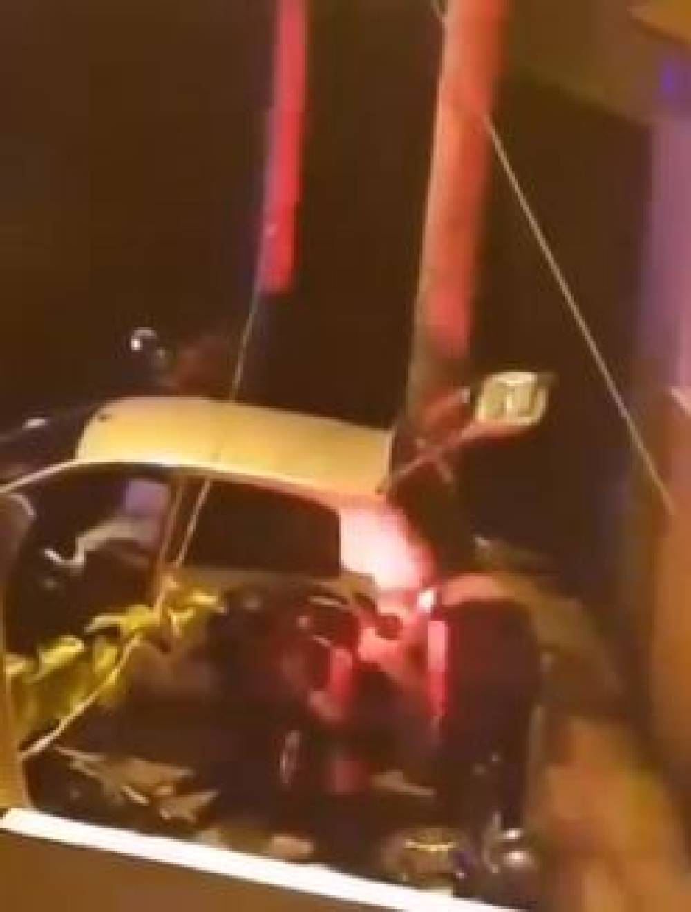 İzmir'de polis, denetlemeden kaçan otomobili lastiklerine ateş açarak durdurdu: 2 gözaltı