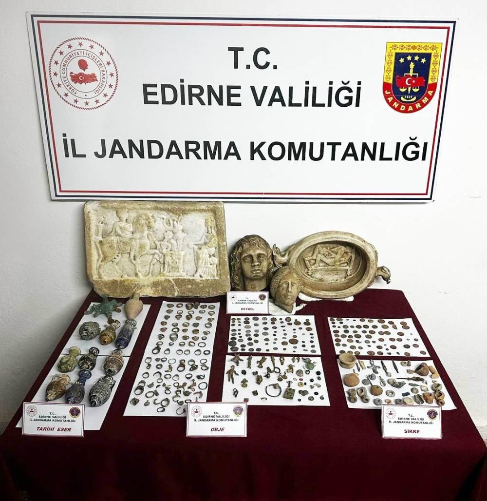 Edirne'de 2 araçta 355 tarihi eser ele geçirildi; 2 gözaltı