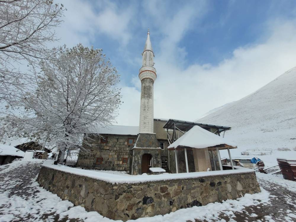 Rize'nin yüksek kesimleri beyaza büründü