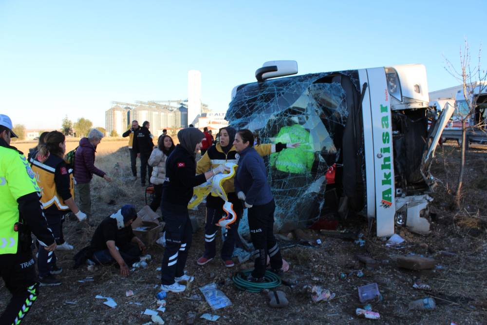 Aksaray'da tur otobüsü devrildi; 6 ölü, 25 yaralı