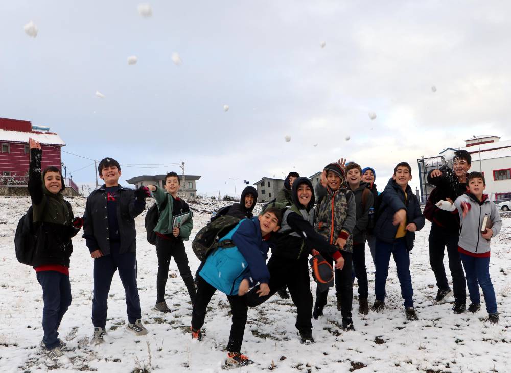 Erzurum'da kar yağışı; yüksek kesimler beyaza büründü