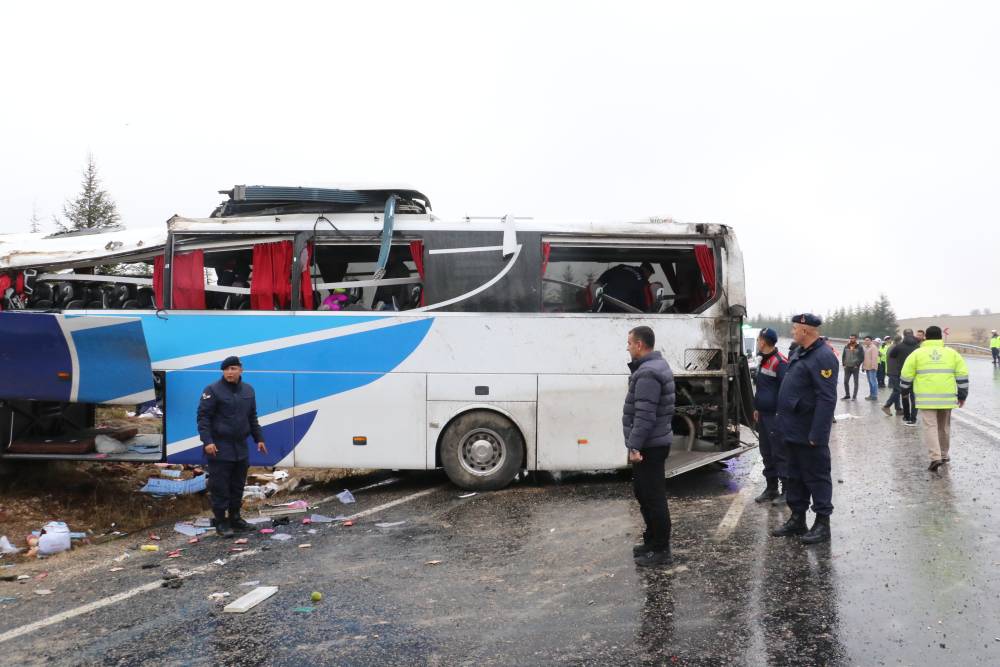 Eskişehir’de yolcu otobüsü takla attı; 1 ölü, 42 yaralı (2)