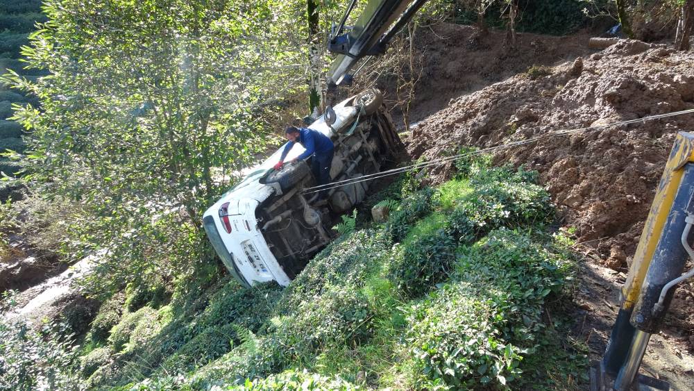 Rize'de heyelan; ahşap ev hasar gördü, minibüs uçuruma sürüklendi