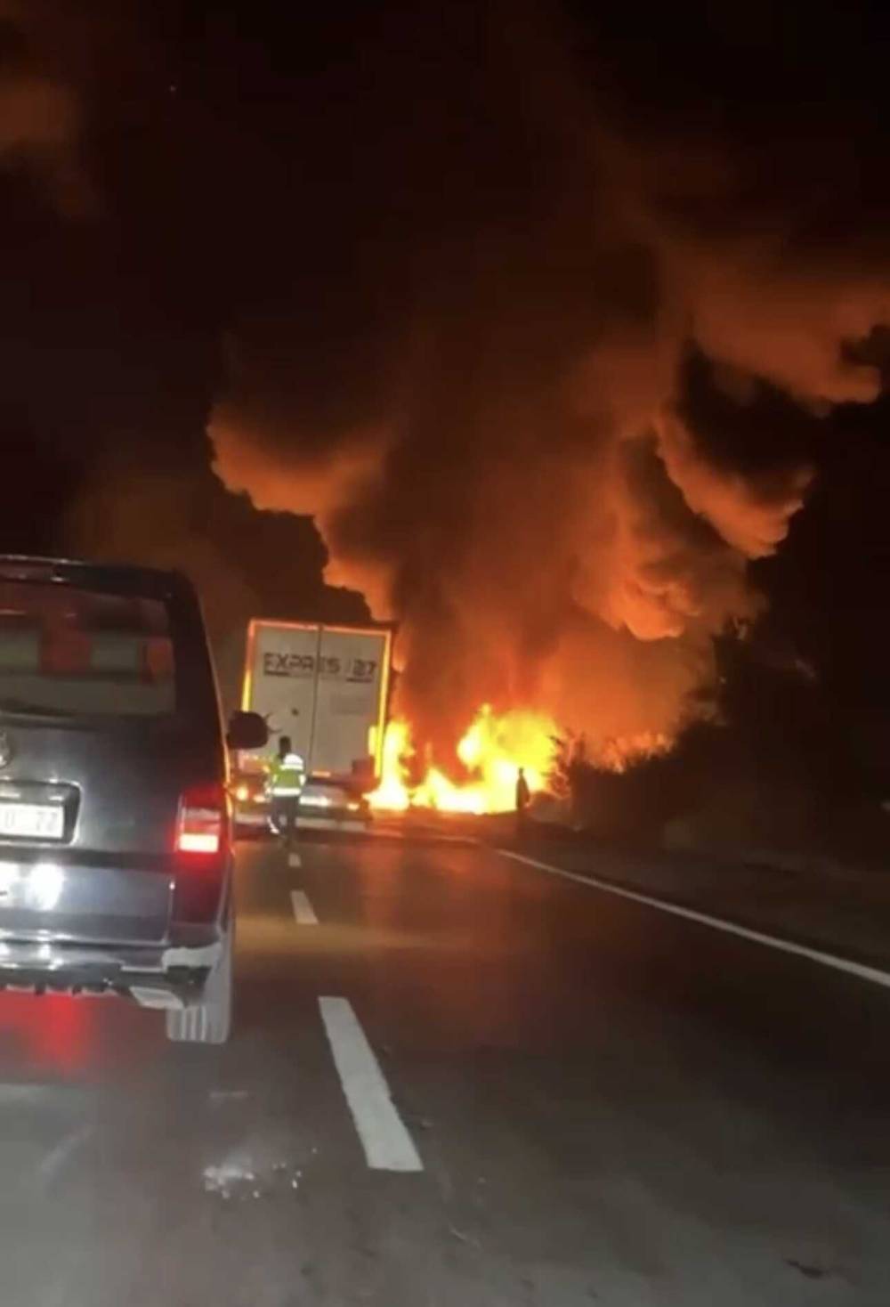 Seyir halindeyken motoru tutuşan TIR'ın alev alev yanması kamerada