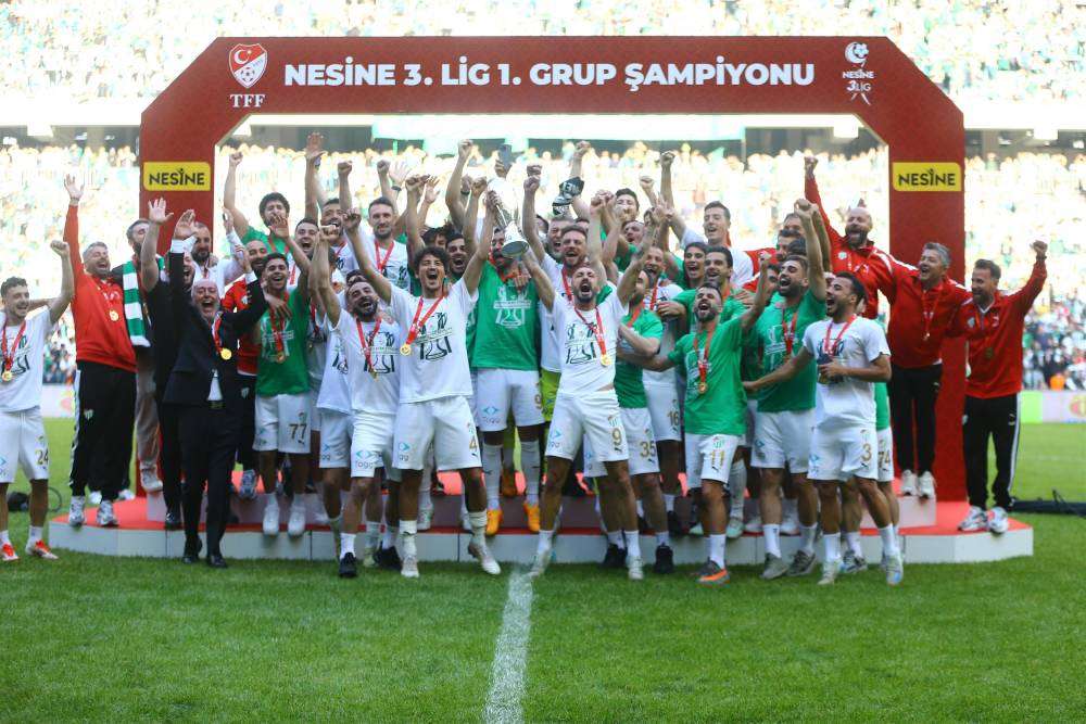 Bursasporlu futbolcular şampiyonluk kupasını kaldırdı