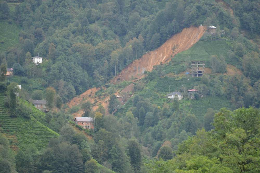 Rize'de heyelan; 2 boş ev toprak altında kaldı