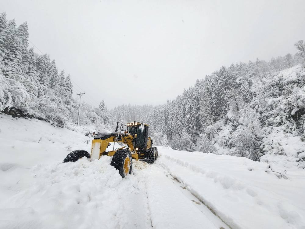 Rize'de 21 köy yolu kardan kapandı