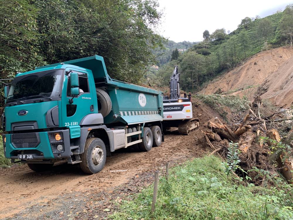 Rize'de heyelanda kayan toprağın önünü tıkadığı derede temizlik çalışması