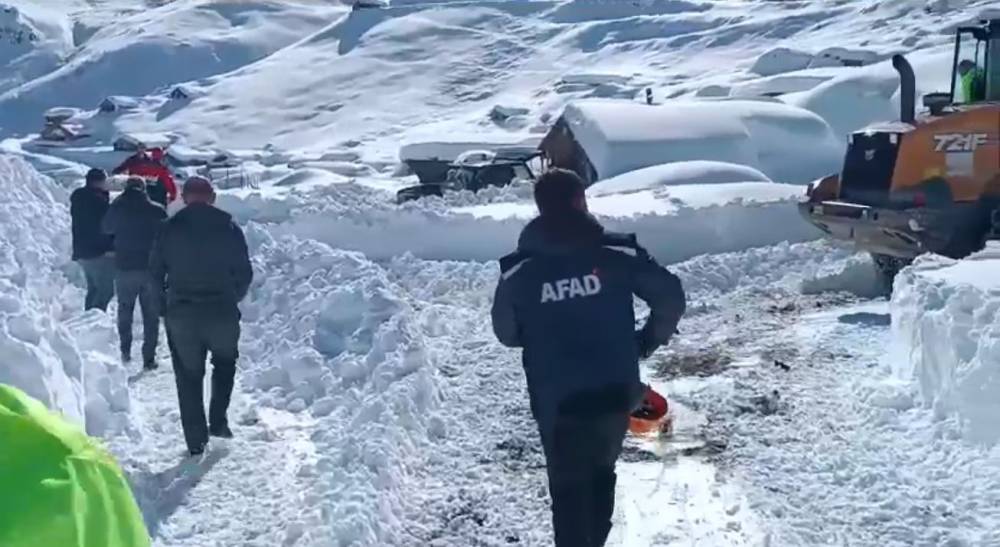 Yaylada kardan mahsur kalan 5 kişi kurtarıldı