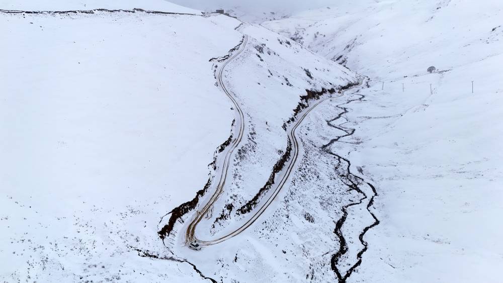 Karadeniz’de kar yağdı, yaylacılar dönüşe geçti