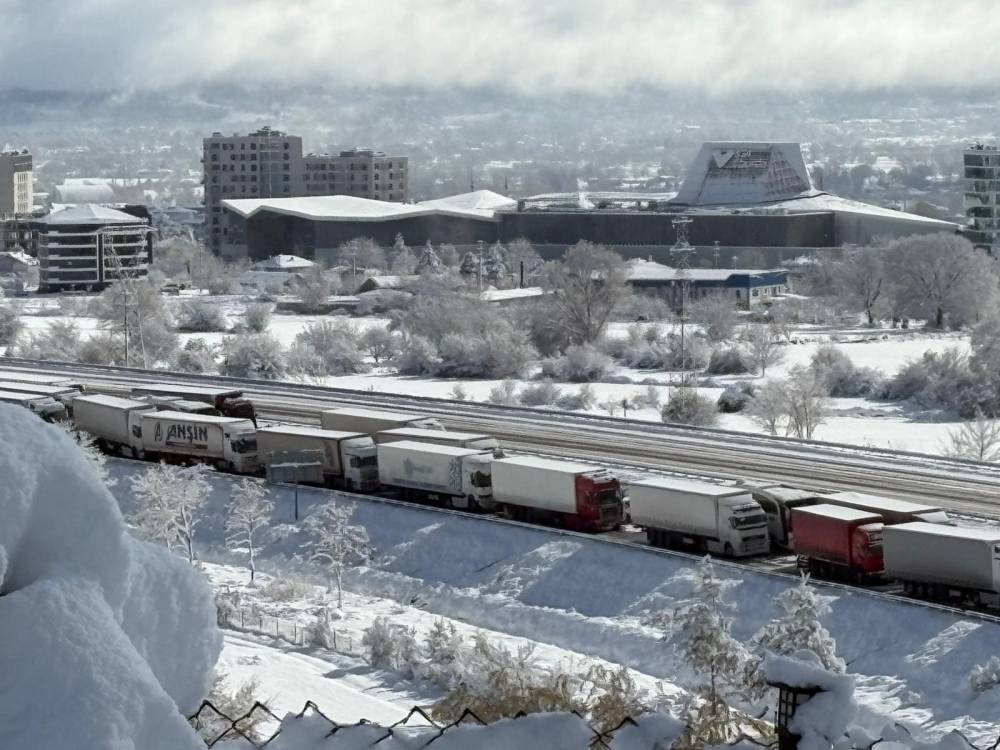 TEM'de hasarlı kazalar nedeniyle trafik durdu