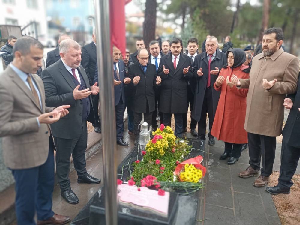 Şehit Aybüke öğretmen, kabri başında anıldı