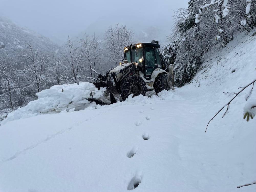 Karadeniz'de kar esareti; 715 köy ve mahalle yolu kapandı, okullar tatil (2) 