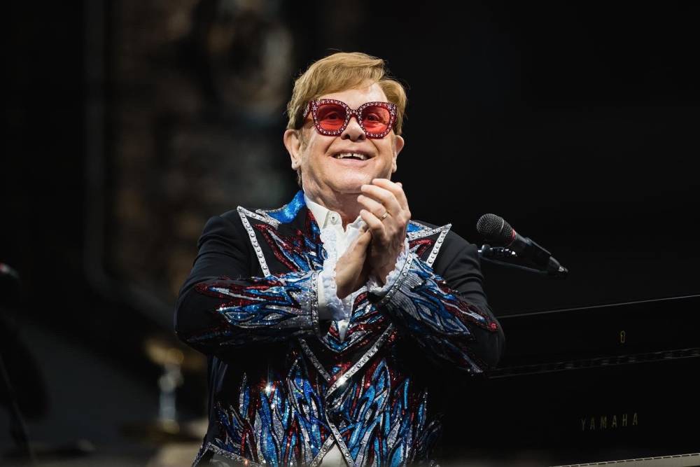 Elton John: Şarkı sözlerini bile okuyamıyorum