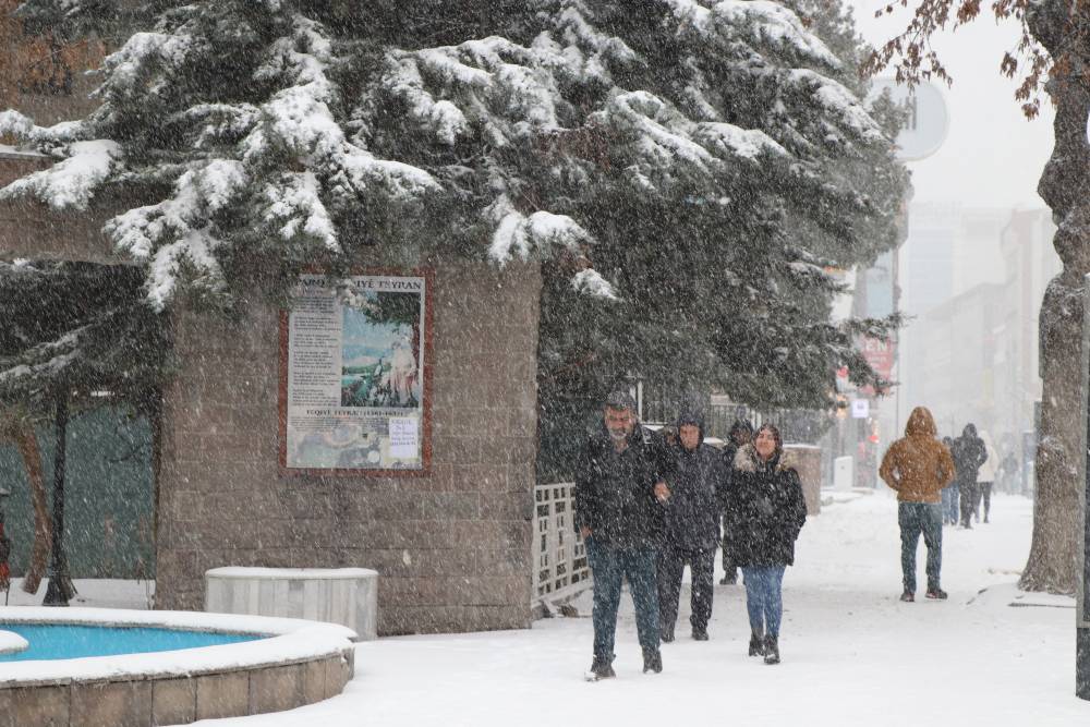 Van'ın Bahçesaray ile Bitlis merkez ve 4 ilçesinde eğitime kar engeli