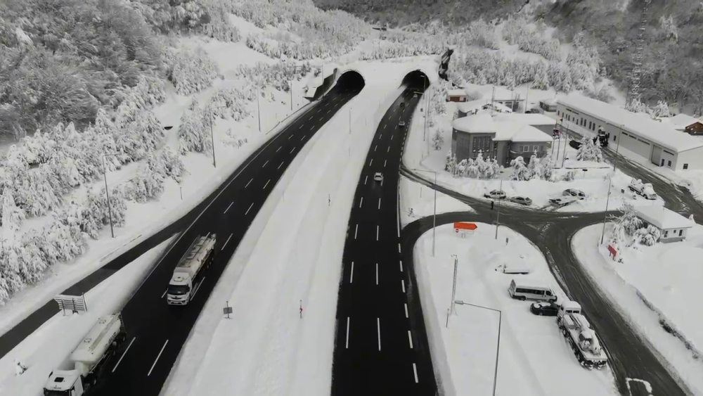 Anadolu Otoyolu'nun Bolu Dağı geçişi, kar temizleme çalışması nedeniyle trafiğe kapatılacak