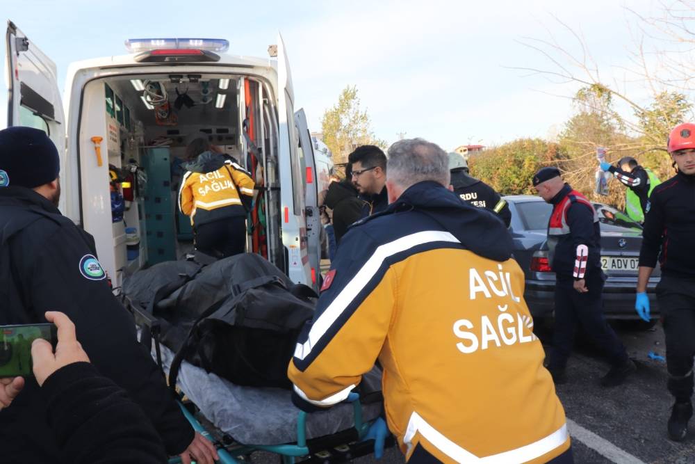 Ordu'da kamyona arkadan çarpan otomobildeki 3 kişi öldü; kaza kamerada