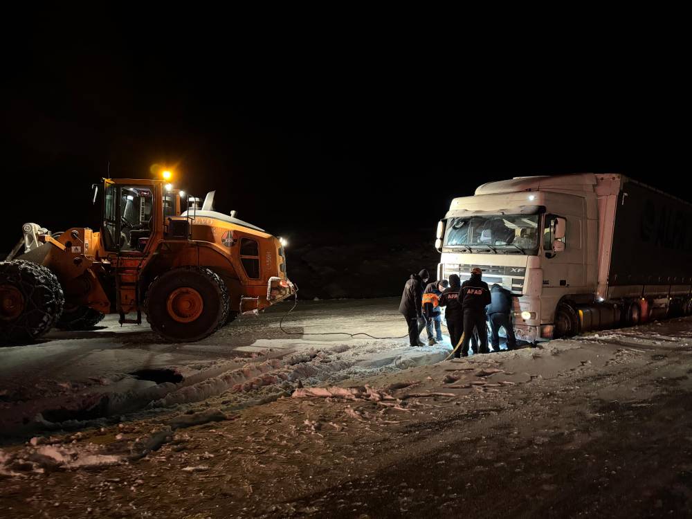 Ardahan'da kar, tipi ve buzlanma; 4 TIR yolda kaldı