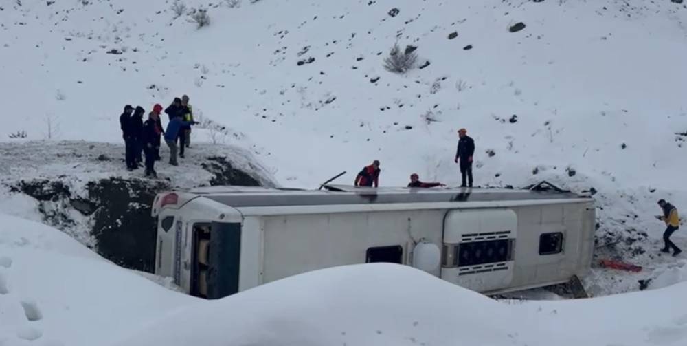 Erzincan'da yolcu otobüsü, şarampole yuvarlandı