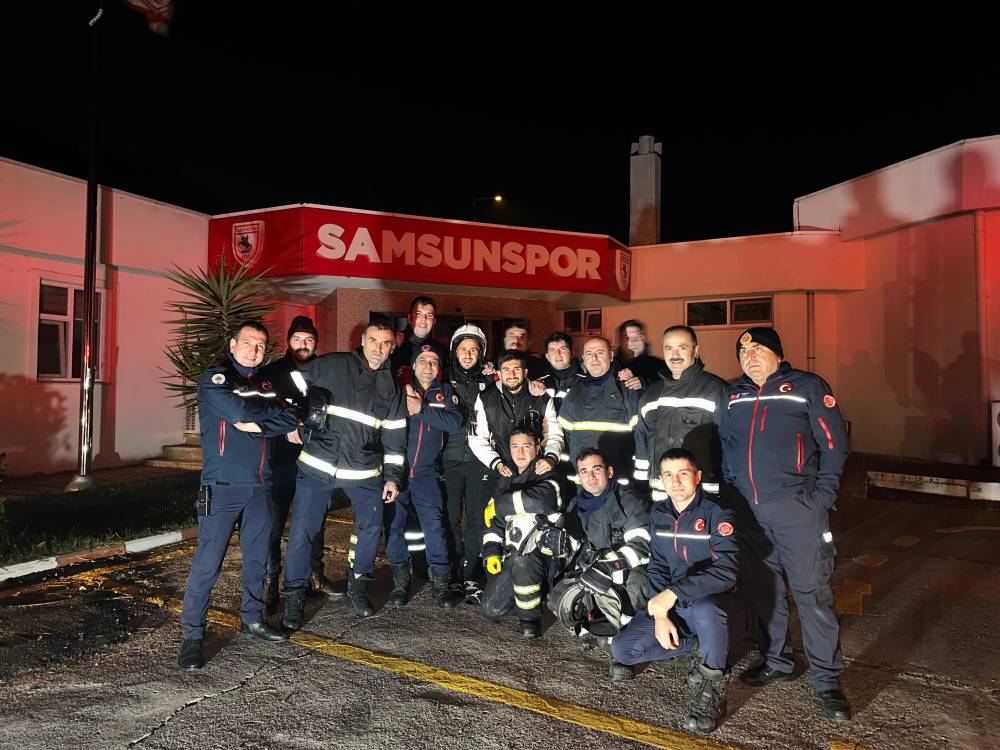 İtfaiyeciler, Samsunspor tesislerindeki yangını söndürüp, futbolcularla fotoğraf çektirdi