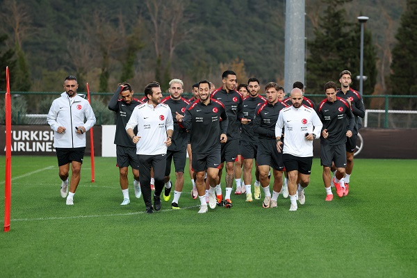 Ay-yıldızlılar, Karadağ maçı hazırlıklarına başladı