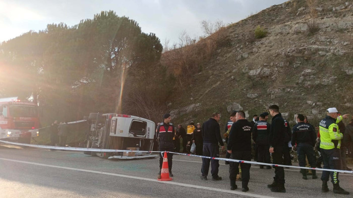 Balıkesir'de yolcu midibüsü otomobile çarptı; 2 ölü, 21 yaralı (2)