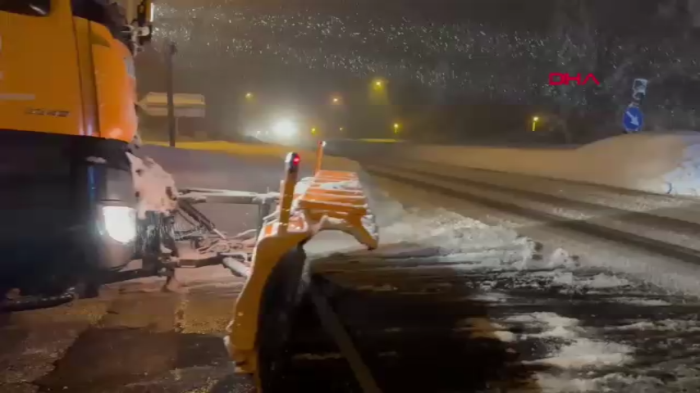 BOLU Dağı'nda karayolları ekipleri kar küreme çalışmalarına devam ediyor