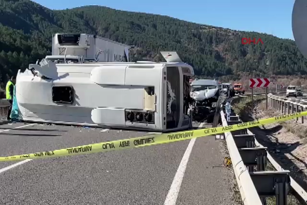 Çankırı'da midibüs, TIR ve hafif ticari aracın karıştığı kazada ilk belirlemelere göre 13 kişi yaralandı