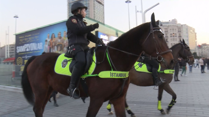 İstanbul – Taksim’de polis köpekleri ve atlı polislerle denetim / Ek röportajlarla