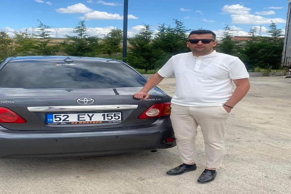 Kamyondaki tomruklar otomobilin üzerine düştü: 1 ölü