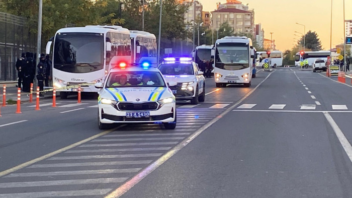 Narin Güran cinayetinde tutuklu sanıklar, ilk duruşma için Diyarbakır Adliyesi'ne getirildi (2)