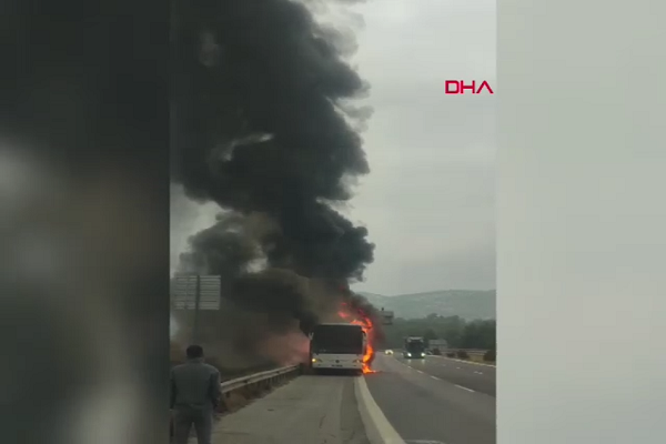 Otoyolda yolcu otobüsü alev alev yandı