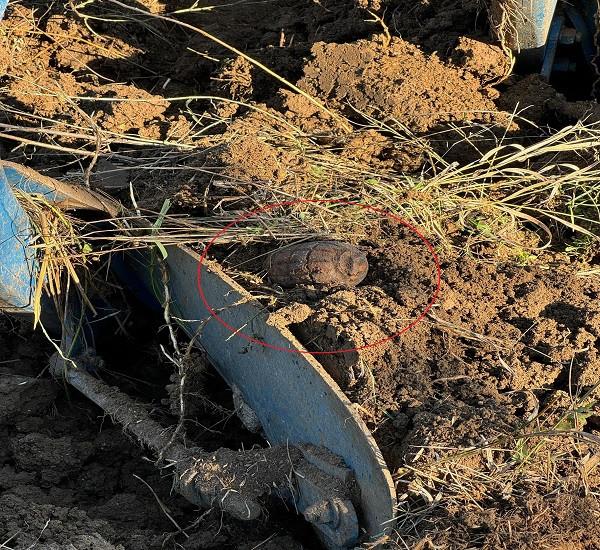 Tarlayı süren çiftçinin traktörünün pulluğuna el bombası takıldı