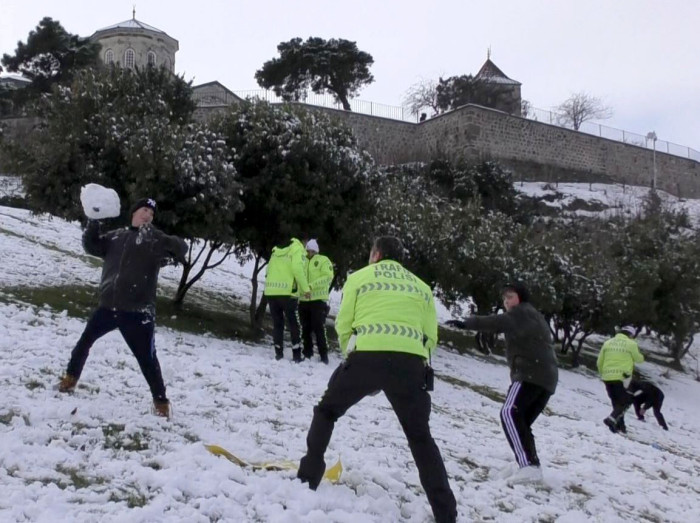 Trabzon - Çocuklar ile polislerin kar eğlencesi