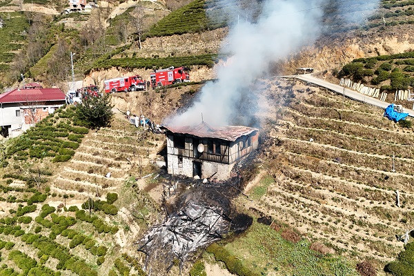 Trabzon - Samanlıktaki yangın eve sıçradı, 2 kişi dumandan etkilendi