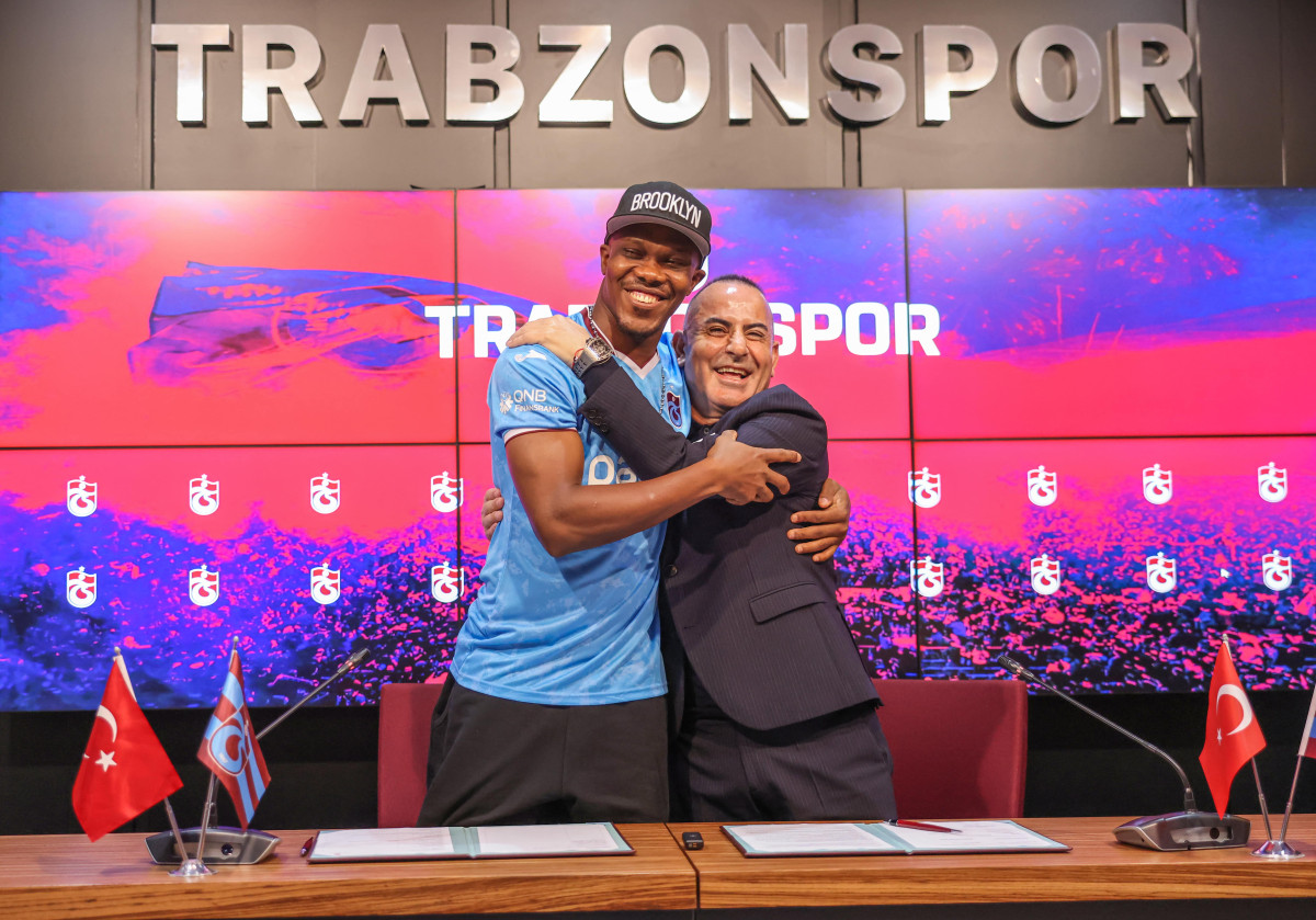 Trabzonspor Anthony Nwakaeme'ye imza töreni düzenledi
