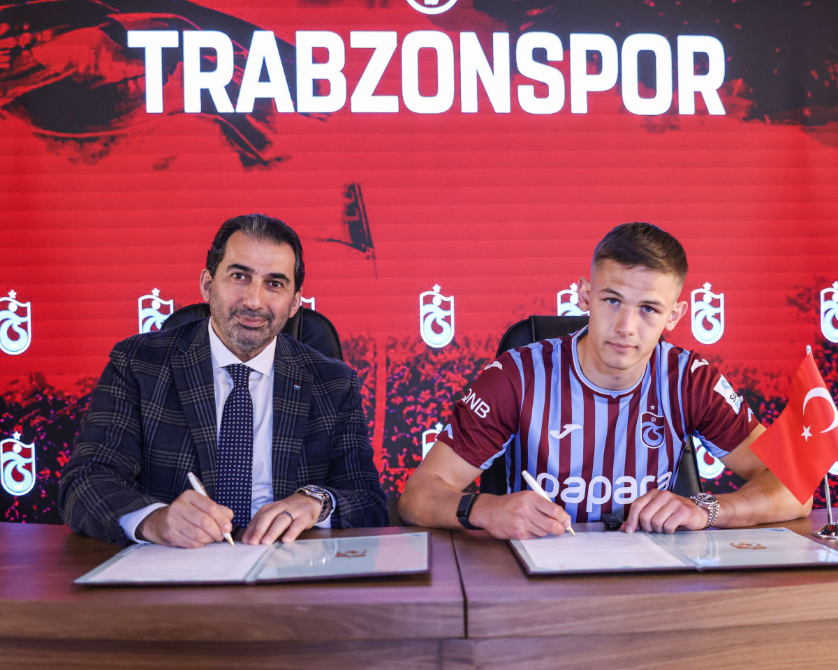 Trabzonspor yeni transferi Danylo Sikan için imza töreni yaptı